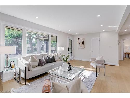 13 Skyland Drive, Hamilton, ON - Indoor Photo Showing Living Room