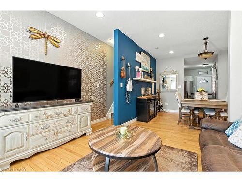 487 Catharine Street N, Hamilton, ON - Indoor Photo Showing Living Room
