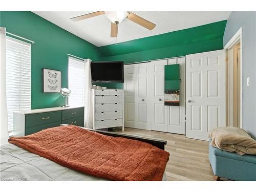 487 Catharine Street N, Hamilton, ON - Indoor Photo Showing Bedroom