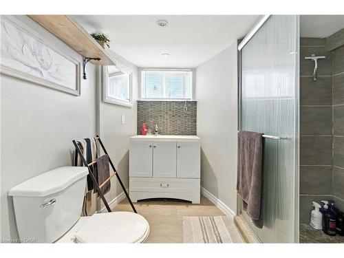 487 Catharine Street N, Hamilton, ON - Indoor Photo Showing Bathroom