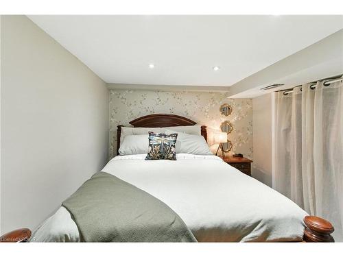 487 Catharine Street N, Hamilton, ON - Indoor Photo Showing Bedroom