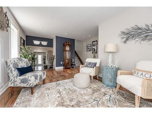 1081 Beach Boulevard, Hamilton, ON - Indoor Photo Showing Living Room