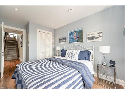 1081 Beach Boulevard, Hamilton, ON - Indoor Photo Showing Bedroom