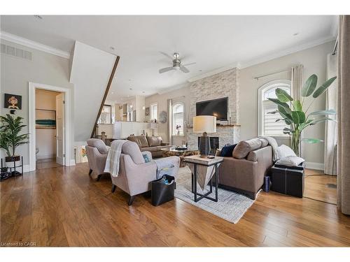 1081 Beach Boulevard, Hamilton, ON - Indoor Photo Showing Living Room