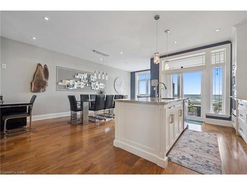 1081 Beach Boulevard, Hamilton, ON - Indoor Photo Showing Kitchen With Upgraded Kitchen