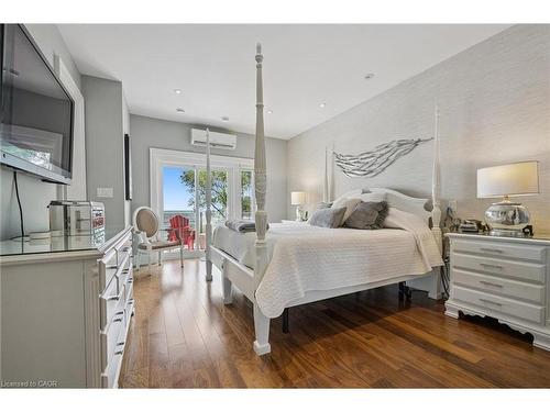 1081 Beach Boulevard, Hamilton, ON - Indoor Photo Showing Bedroom