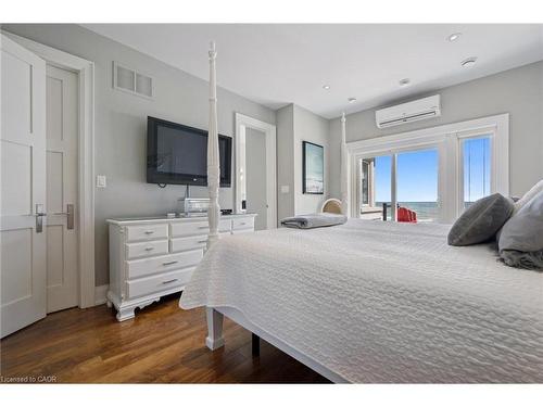 1081 Beach Boulevard, Hamilton, ON - Indoor Photo Showing Bedroom