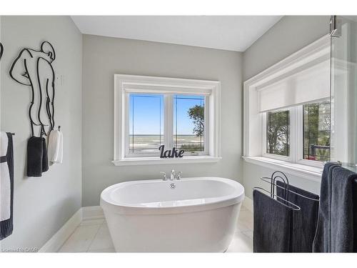 1081 Beach Boulevard, Hamilton, ON - Indoor Photo Showing Bathroom