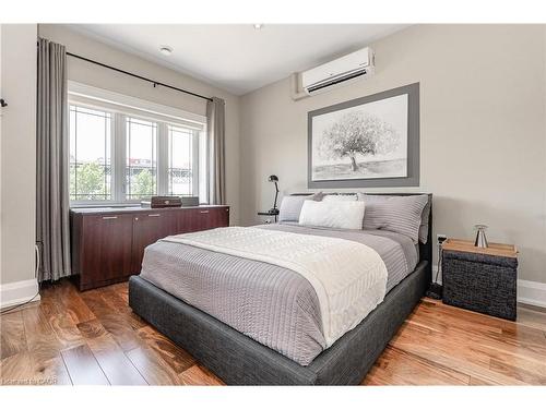 1081 Beach Boulevard, Hamilton, ON - Indoor Photo Showing Bedroom