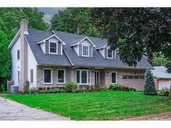 15 Blue Forest Drive  Grimsby, ON L3M 4R4