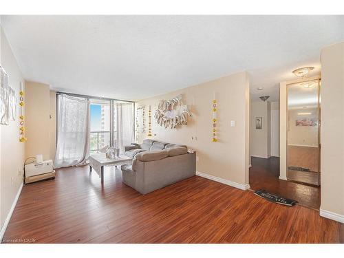 1507-21 Knightsbridge Road, Brampton, ON - Indoor Photo Showing Living Room