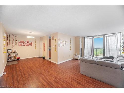 1507-21 Knightsbridge Road, Brampton, ON - Indoor Photo Showing Living Room