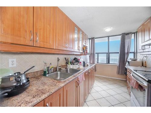 1507-21 Knightsbridge Road, Brampton, ON - Indoor Photo Showing Kitchen With Double Sink