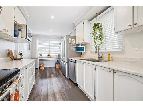 307 Highridge Avenue, Hamilton, ON - Indoor Photo Showing Kitchen With Double Sink With Upgraded Kitchen