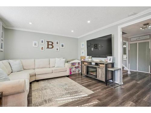 307 Highridge Avenue, Hamilton, ON - Indoor Photo Showing Living Room