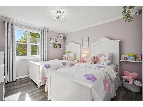 307 Highridge Avenue, Hamilton, ON - Indoor Photo Showing Bedroom