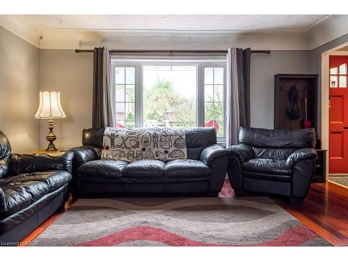 185 East 13Th Street, Hamilton, ON - Indoor Photo Showing Living Room