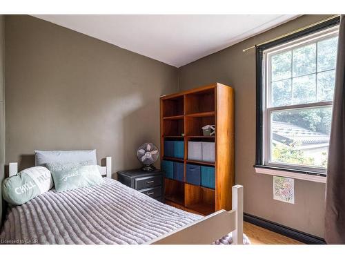 185 East 13Th Street, Hamilton, ON - Indoor Photo Showing Bedroom