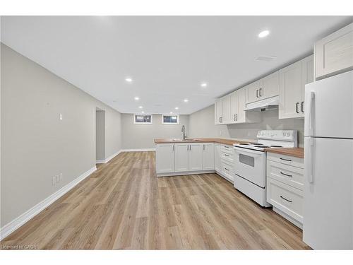 2-122 Toby Crescent, Hamilton, ON - Indoor Photo Showing Kitchen