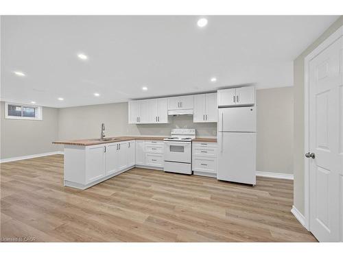 2-122 Toby Crescent, Hamilton, ON - Indoor Photo Showing Kitchen