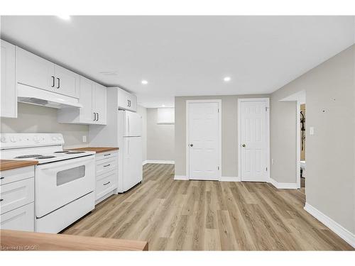 2-122 Toby Crescent, Hamilton, ON - Indoor Photo Showing Kitchen