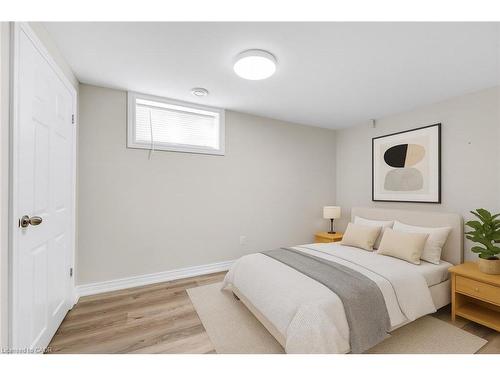 2-122 Toby Crescent, Hamilton, ON - Indoor Photo Showing Bedroom