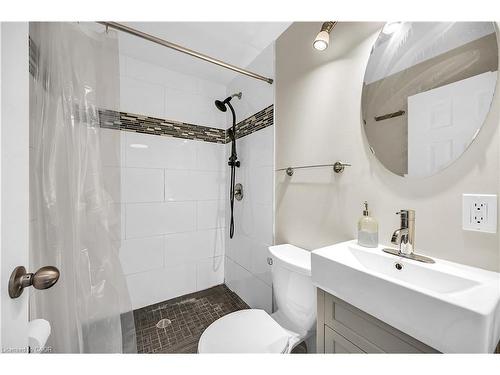 2-122 Toby Crescent, Hamilton, ON - Indoor Photo Showing Bathroom