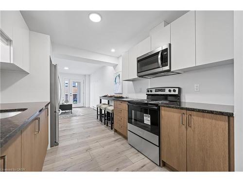 6-182 Bridge Crescent, Minto, ON - Indoor Photo Showing Kitchen With Upgraded Kitchen