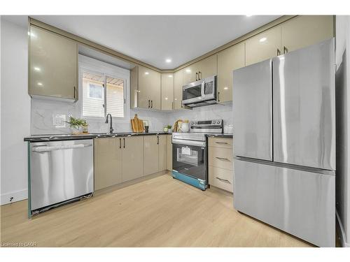 46 Bonaparte Lane, London, ON - Indoor Photo Showing Kitchen With Upgraded Kitchen