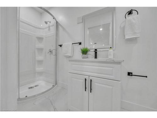 46 Bonaparte Lane, London, ON - Indoor Photo Showing Bathroom