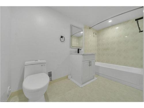 46 Bonaparte Lane, London, ON - Indoor Photo Showing Bathroom