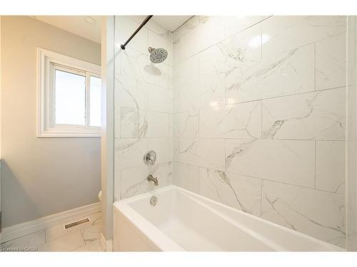 100 Lauris Avenue, Cambridge, ON - Indoor Photo Showing Bathroom