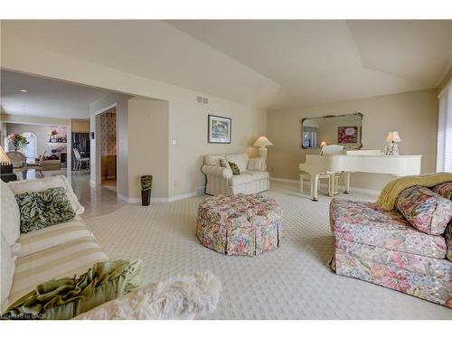 592 Manorwood Court, Waterloo, ON - Indoor Photo Showing Living Room