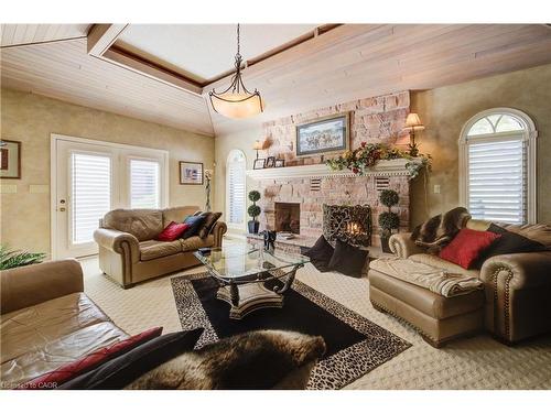 592 Manorwood Court, Waterloo, ON - Indoor Photo Showing Living Room