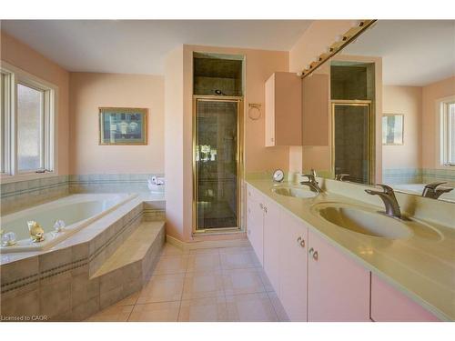 592 Manorwood Court, Waterloo, ON - Indoor Photo Showing Bathroom