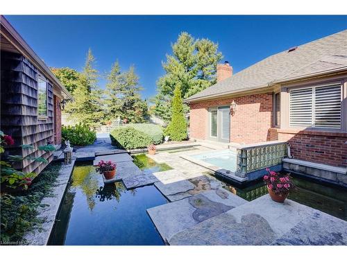 592 Manorwood Court, Waterloo, ON - Outdoor