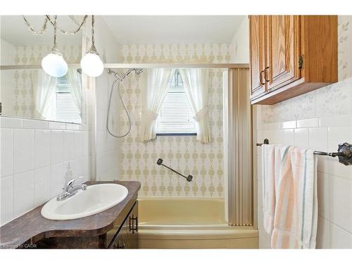 27 Warren Avenue, Hamilton, ON - Indoor Photo Showing Bathroom