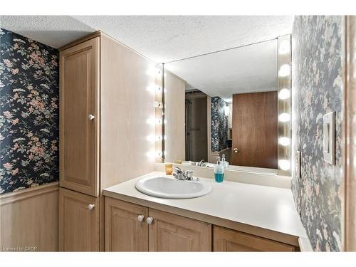 27 Warren Avenue, Hamilton, ON - Indoor Photo Showing Bathroom