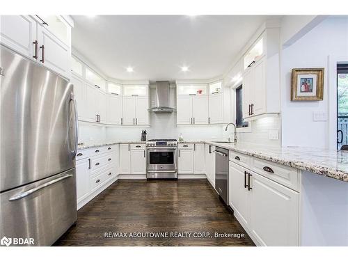 1319 Greeneagle Drive, Oakville, ON - Indoor Photo Showing Kitchen With Upgraded Kitchen