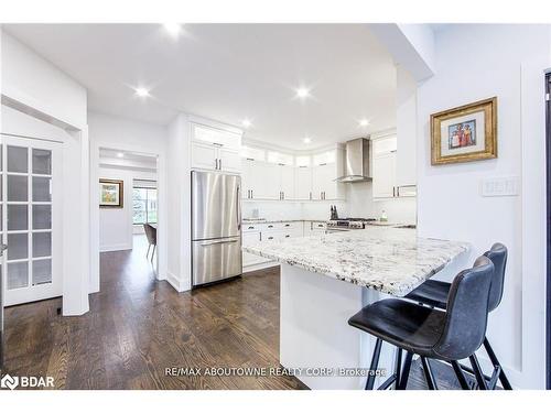 1319 Greeneagle Drive, Oakville, ON - Indoor Photo Showing Kitchen With Upgraded Kitchen