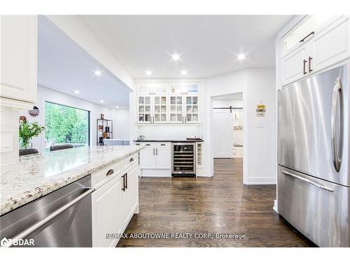 1319 Greeneagle Drive, Oakville, ON - Indoor Photo Showing Kitchen With Upgraded Kitchen