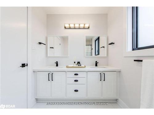 1319 Greeneagle Drive, Oakville, ON - Indoor Photo Showing Bathroom