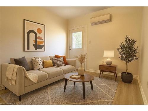 2-76 Wentworth Street S, Hamilton, ON - Indoor Photo Showing Living Room