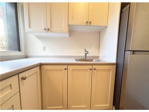2-76 Wentworth Street S, Hamilton, ON - Indoor Photo Showing Kitchen