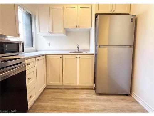 2-76 Wentworth Street S, Hamilton, ON - Indoor Photo Showing Kitchen