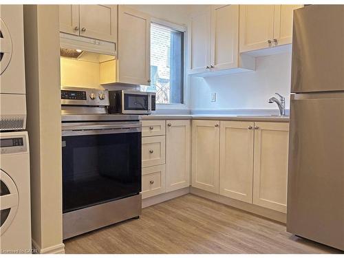 2-76 Wentworth Street S, Hamilton, ON - Indoor Photo Showing Kitchen