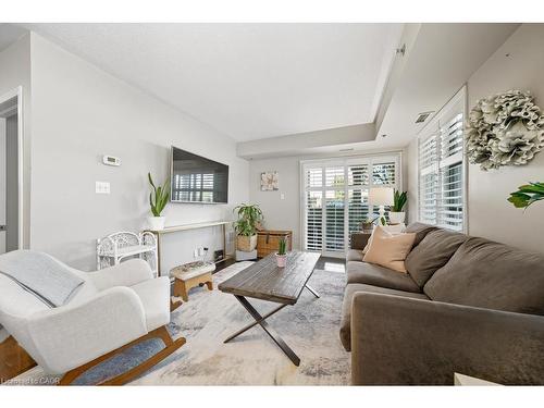 121-3070 Rotary Way, Burlington, ON - Indoor Photo Showing Living Room