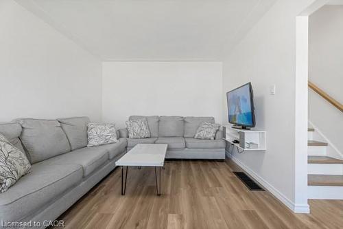 879 Upper Sherman Avenue, Hamilton, ON - Indoor Photo Showing Living Room