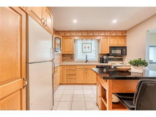 271 Haller Crescent, Caledonia, ON - Indoor Photo Showing Kitchen