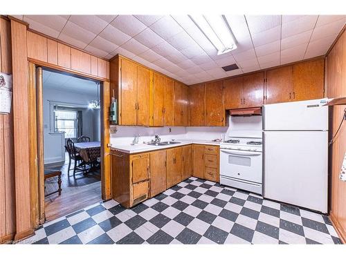 35 Sherman Avenue N, Hamilton, ON - Indoor Photo Showing Kitchen